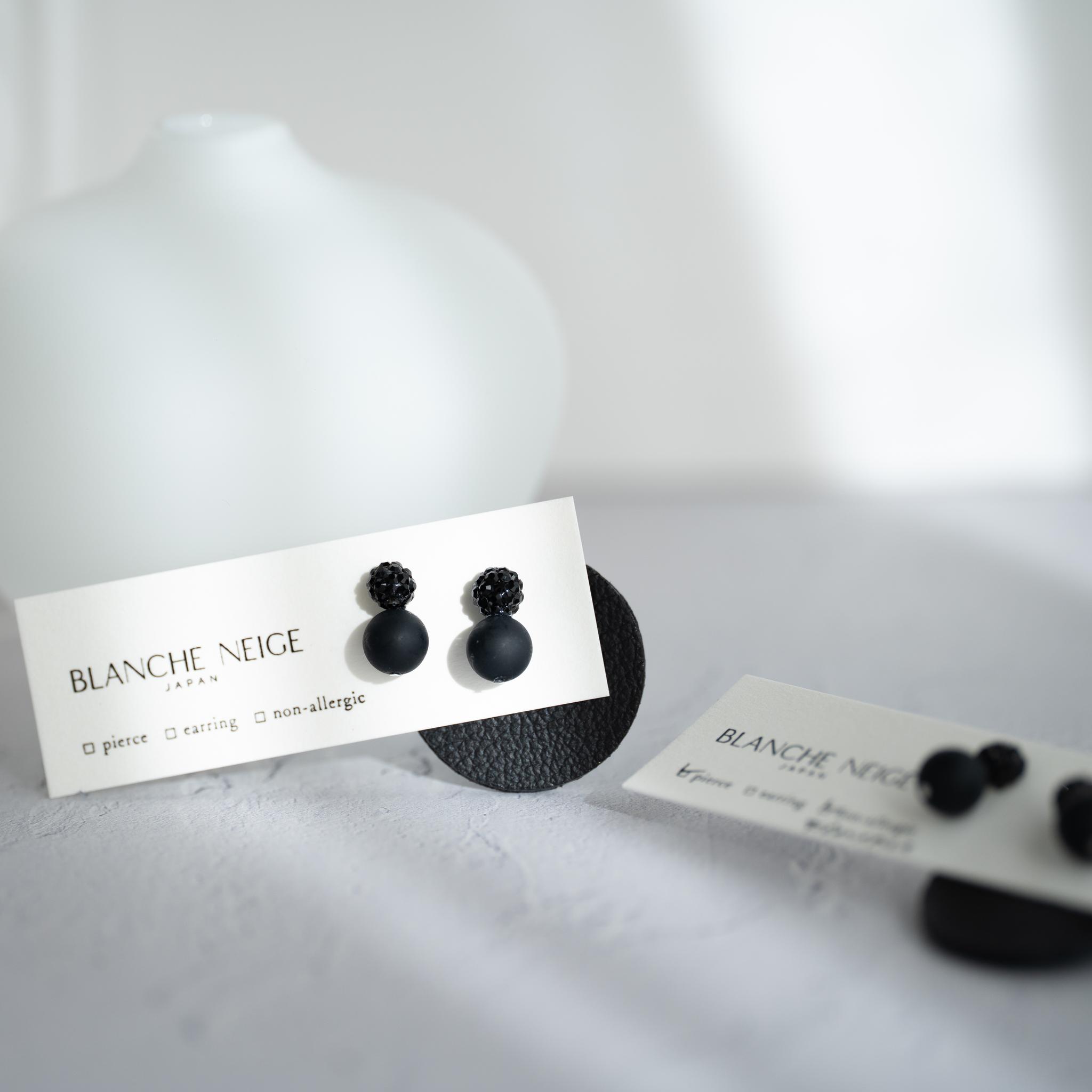 ☆送料無料☆【BLACK × Real leather】クリスタルガラスとレザーのキャッチの大人のコラボピアス