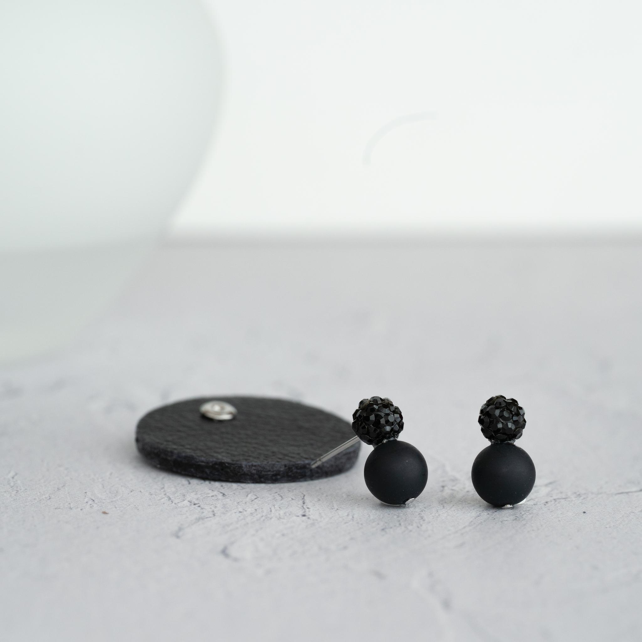 ☆送料無料☆【BLACK × Real leather】クリスタルガラスとレザーのキャッチの大人のコラボピアス | 2枚目