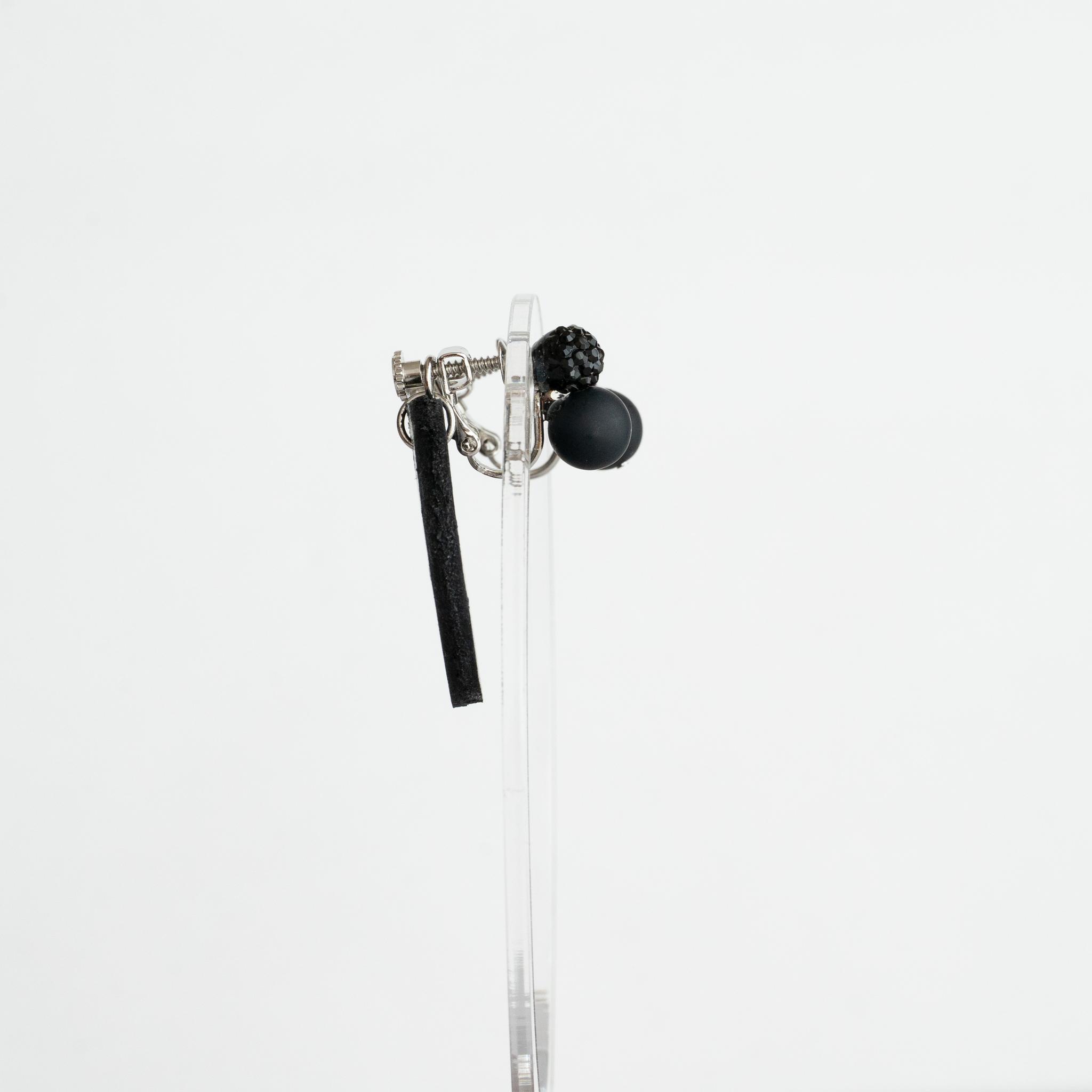 ☆送料無料☆【BLACK × Real leather】クリスタルガラスとレザーのキャッチの大人のコラボイヤリング | 2枚目