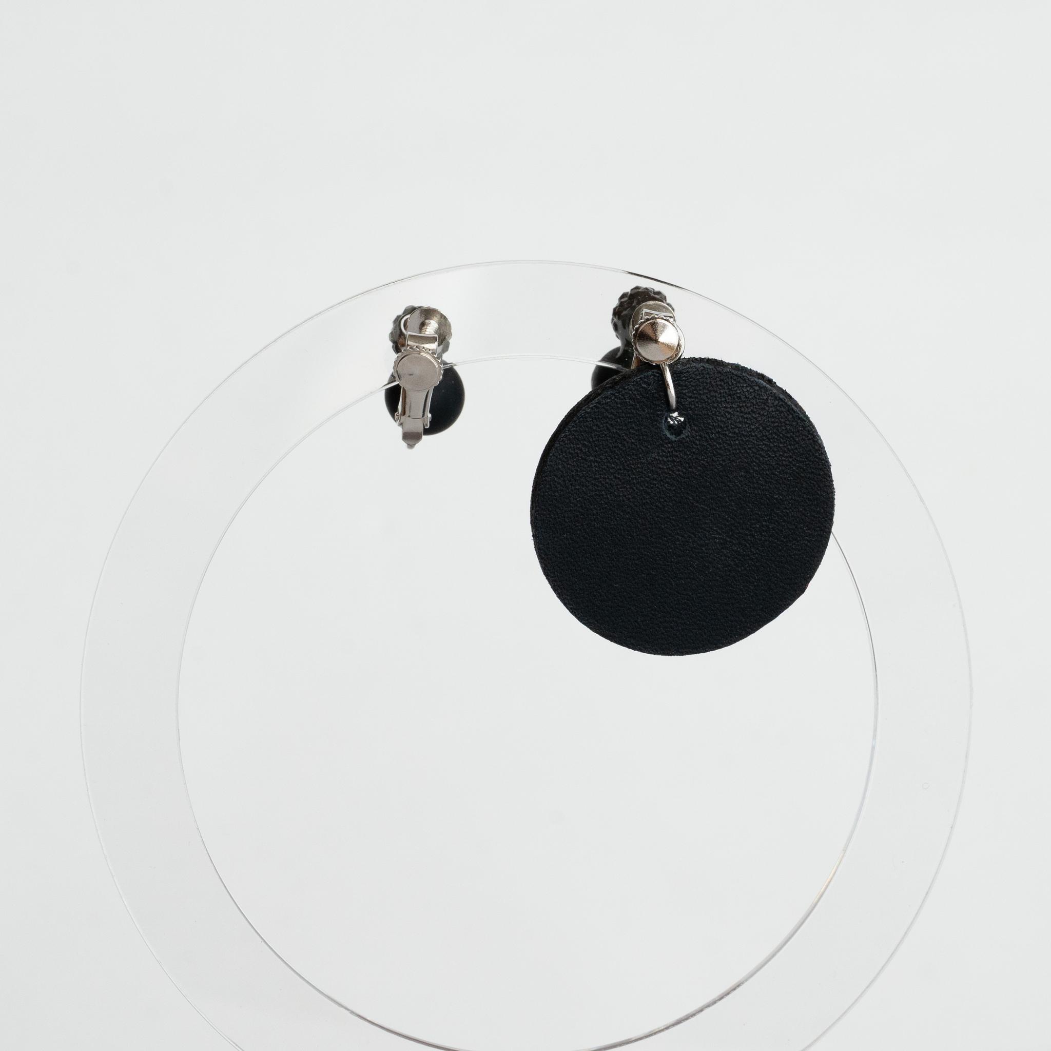 ☆送料無料☆【BLACK × Real leather】クリスタルガラスとレザーのキャッチの大人のコラボイヤリング | 3枚目